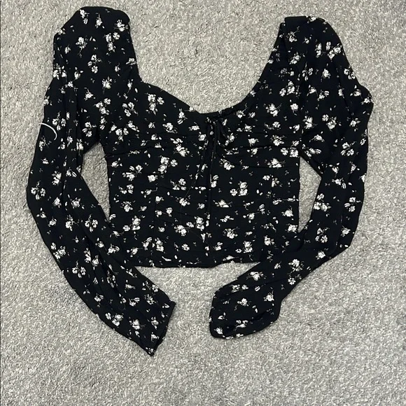 Hollister Black Floral Long Sleeve - Picture 2 of 5